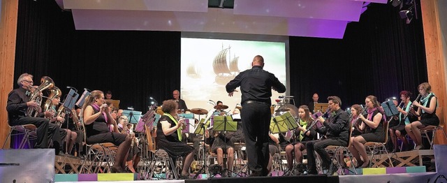 Ein tolles Klangvolumen entfalteten di...sikerinnen und Musiker auf der Bhne.   | Foto: Jrgen Schweizer