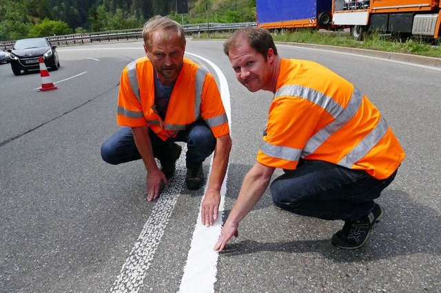 Ernster Blick bei Straenmeister Wolfg...t noch der linke Teil der Doppellinie.  | Foto: Philipp Schulte