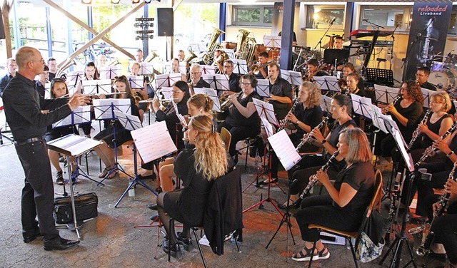 Dirigent Gerald Arbogast und der Musik...nterhielten die Gste des Dorffestes.   | Foto: kmx