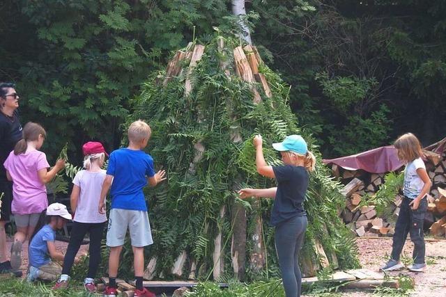 Dachsberger und Ibacher Grundschüler bauen einen Kohlenmeiler
