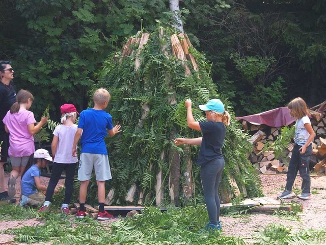 Hier bestcken die Kinder  den Meiler mit frischen Farnwedeln.  | Foto: Karin Stckl-Steinebrunner