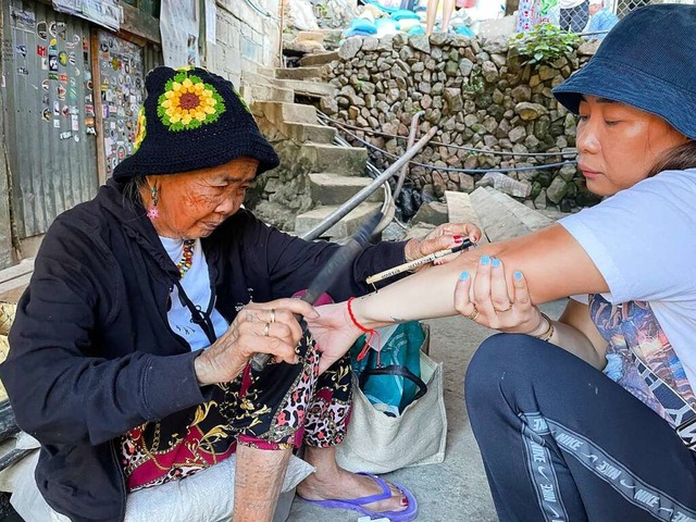 Die 106-jhrige Tattoo-Knstlerin Whang-Od bei der Arbeit  | Foto: Girlie Linao (dpa)