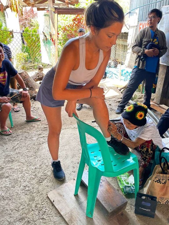 Die britische Touristin Jade Kühnl (26...owiererin der Philippinen, tätowieren.  | Foto: Girlie Linao (dpa)