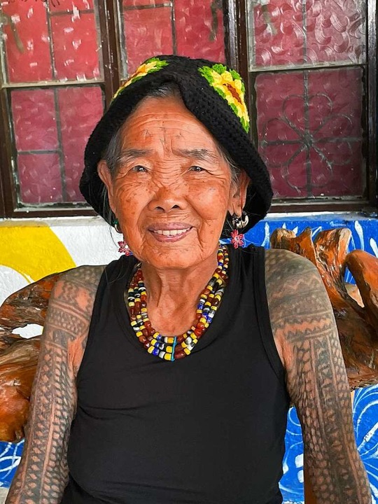 Apo Whang-Od ist die älteste traditionelle Tätowiererin der Philippinen.  | Foto: Girlie Linao (dpa)