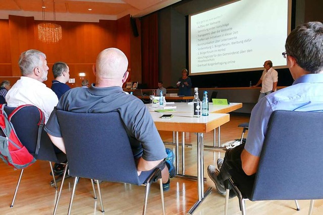 Im Bad Sckinger Kursaal sind viele R...um neuen Brgerforum gestellt worden.   | Foto: Florian Schmieder