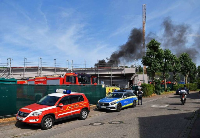 ber dem Kaufland-Einkaufzentrum ist eine dicke Wolke zu sehen.   | Foto: Wolfgang Knstle