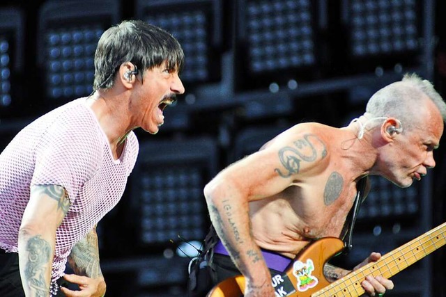 Chili-Peppers-Snger Anthony Kiedis un...lea in Aktion auf der Mannheimer Bhne  | Foto: Stefan Rother