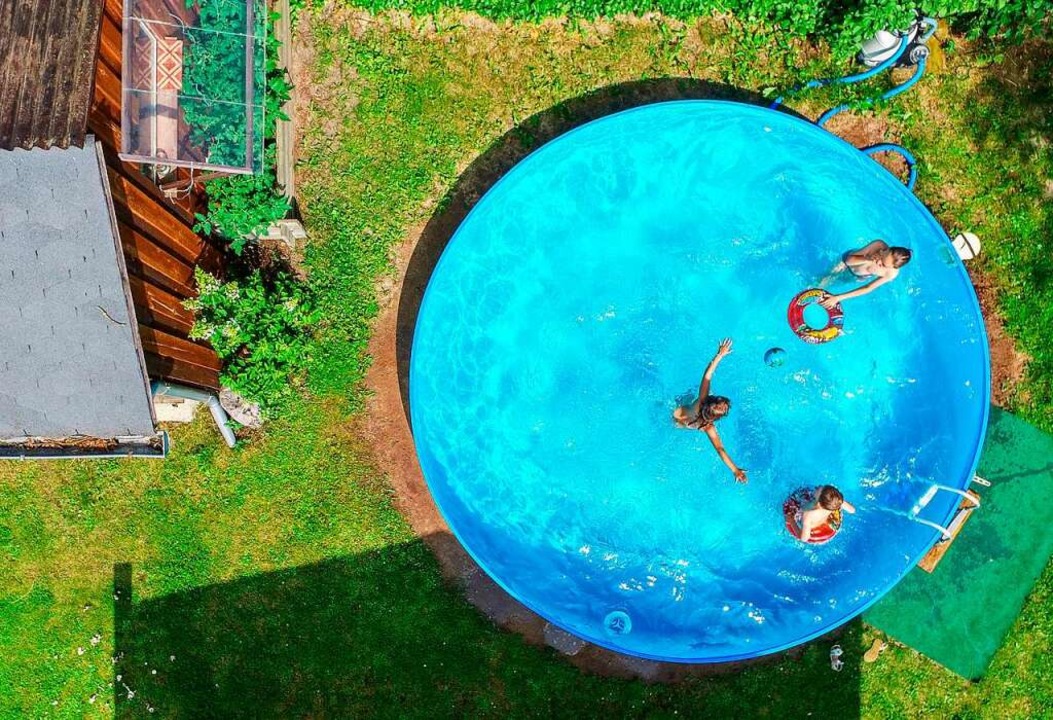 Wer ausschließlich im eigenen Pool pla...e und verpasst den gemeinsamen Sommer.  | Foto: Patrick Pleul (dpa)