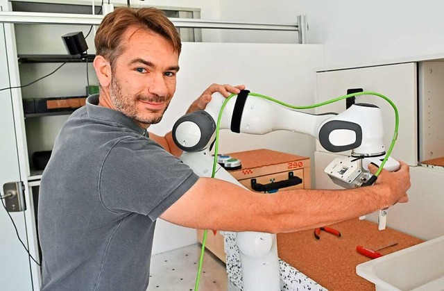 Oier Mees mit Roboter. Objekte zu erke...its eine hchstanspruchsvolle Aufgabe.  | Foto: Michael Bamberger