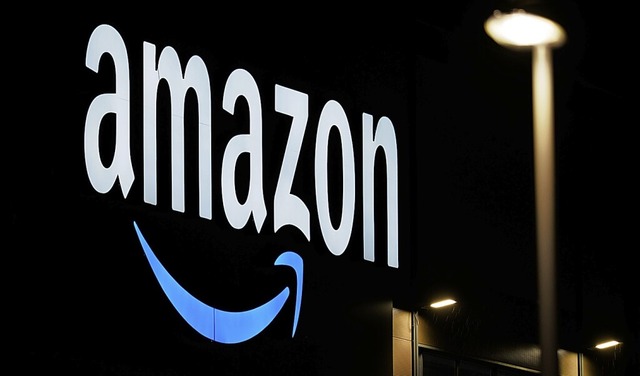 Amazon ist ein Unternehmen mit groer Marktmacht.  | Foto: Soeren Stache (dpa)