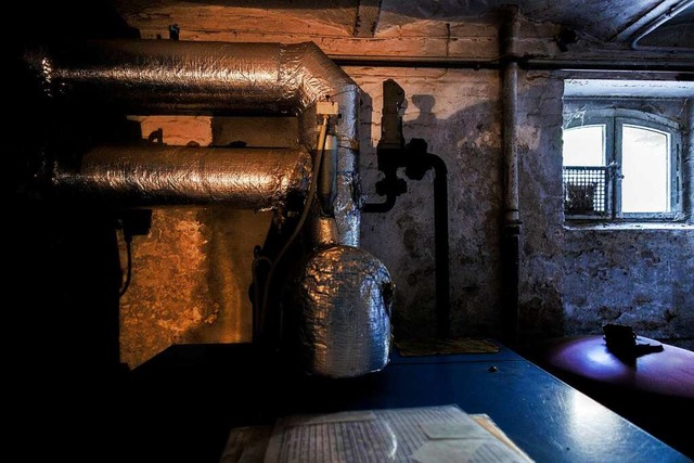 Rohre einer Anlage einer lheizung in dem Keller eines Altbaus  | Foto: Carsten Koall (dpa)