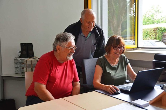 Dieter Gellermann (li.), Heinrich Lamp... Initiative Senioren helfen Senioren.   | Foto: Ulrike Strter