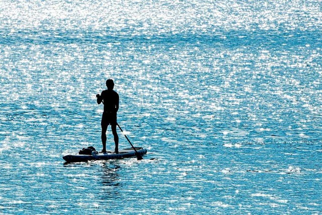 Stand-up-Paddling hat viele Fans &#821...ie sollten auch auf Sicherheit achten.  | Foto: Matthias Balk (dpa)