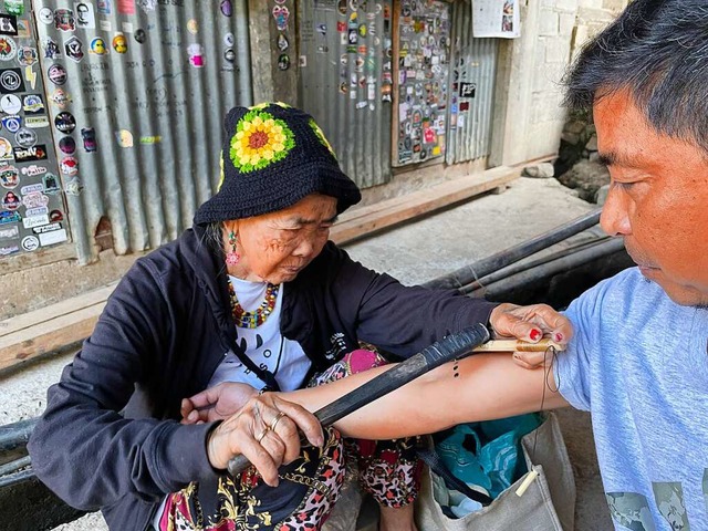 Die 106-jhrige Tattoo-Knstlerin Whan...ippinen und sticht noch immer Tattoos.  | Foto: Girlie Linao (dpa)