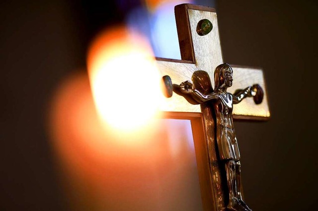 Die Austrittswelle in der katholischen Kirche rollt weiter.  | Foto: Ronny Hartmann (dpa)