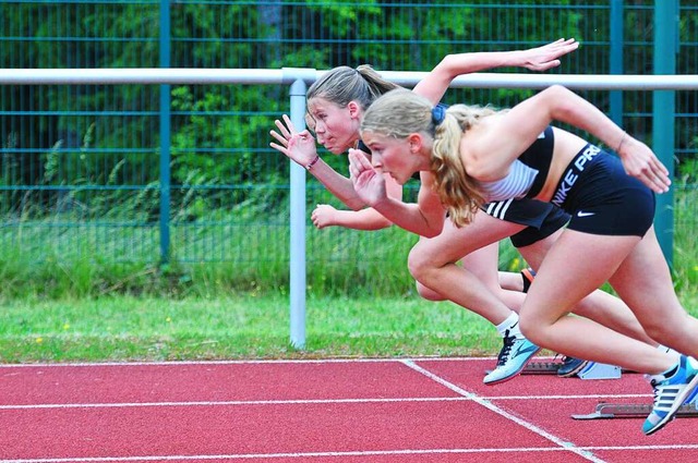 Malou Klein (vorn)  gewann den Sprint ...ach die schnellste Zeit bei  der W13.   | Foto: Ottmar Heiler