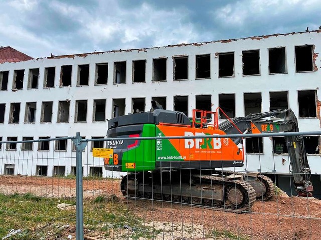 Der 51-Tonnen-Bagger bei der Arbeit: D...gen Klinik wurden bereits abgetragen.   | Foto: Ortenau-Klinikum