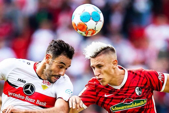 Hamadi Al Ghaddioui (l.) hier im Zweik... dem Ex-Freiburger Nico Schlotterbeck.  | Foto: Tom Weller (dpa)