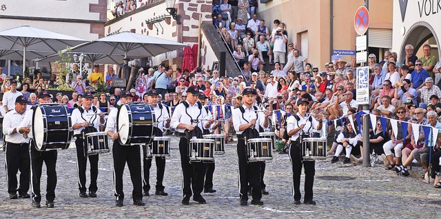 Die Black Eagle Drumline beim Marschko...m Sonntag auf dem Endinger Marktplatz.  | Foto: Roland Vitt