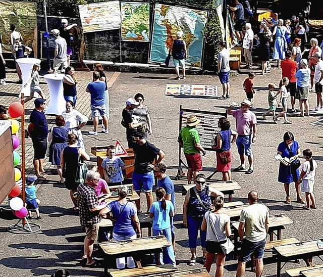 Reges Markttreiben herrschte auf dem N...om Schulspeicher&#8220; waren gefragt.  | Foto: Reiner Merz