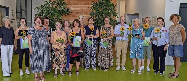 Die neuen Hospizhelfer stellten sich n...Schulungsanbieter zum Gruppenfoto auf.  | Foto: Hospiz