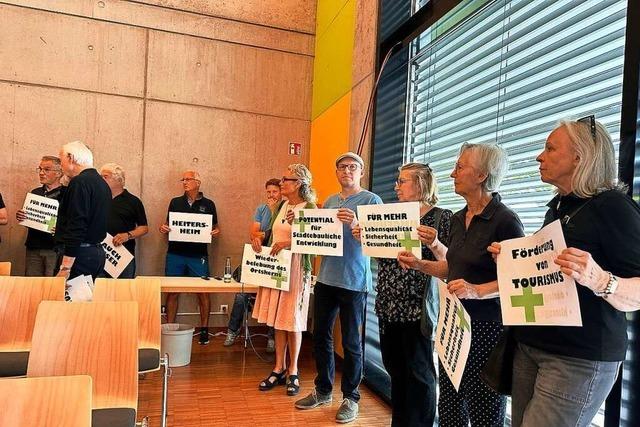 Brger protestieren vor Ratssitzung in Heitersheim fr die Nordumgehung