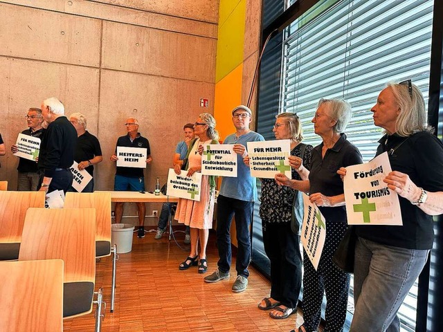 Mitglieder der IG Nordumgehung zeigen vor der Sitzung des Rates Plakate.  | Foto: Volker Mnch