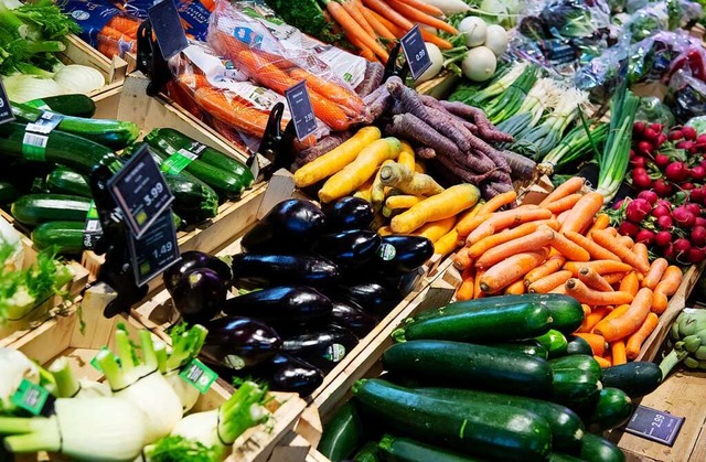 Die hohe Inflation hat das Einkaufsver...n bei Bioprodukten deutlich verndert.  | Foto: Sven Hoppe (dpa)
