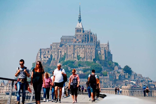 Zahlreiche Menschen spazieren tglich zum Mont Saint-Michel.  | Foto: CHARLY TRIBALLEAU (AFP)