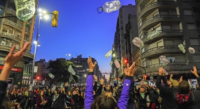 Menschen protestieren in der Innenstad...ierung fr die anhaltende Wasserkrise.  | Foto: Matilde Campodonico