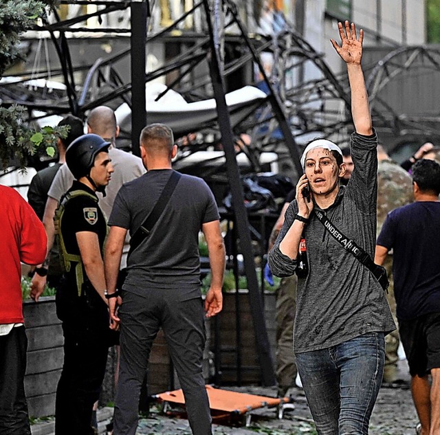 Eine verwundete Frau in der Nhe des getroffenen Restaurants.  | Foto: GENYA SAVILOV (AFP)