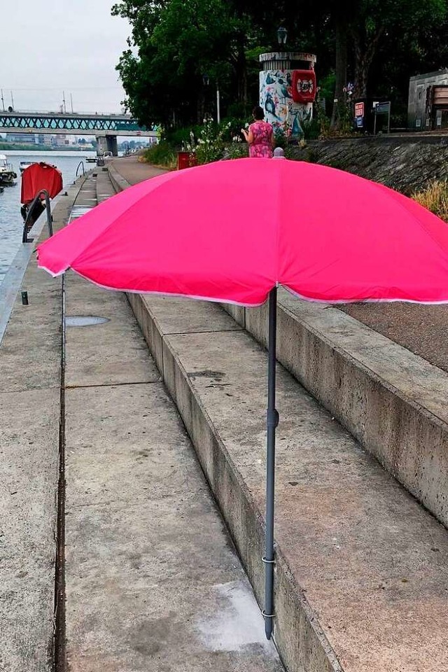 Am Basler Rheinbord gibt es neu Halterungen fr Sonnenschirme.  | Foto: Kanton Basel-Stadt