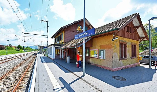 Der leerstehende Bahnhof Littenweiler ...rtier fr die Musikschule im Gesprch.  | Foto: Michael Bamberger