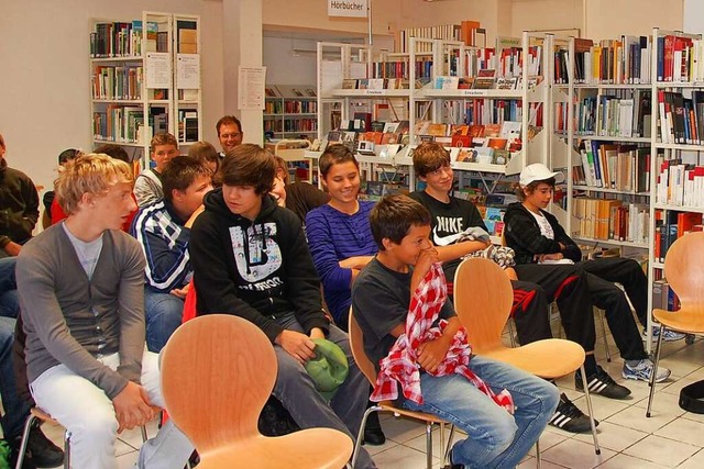 Kanderns Jugend kommt gerne in die Stadtbcherei.  | Foto: Herbert Frey