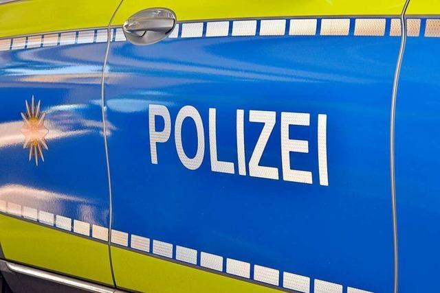 Zwei Männer rauben Geldbeutel einer Frau auf Kaufland-Parkplatz in Freiburg