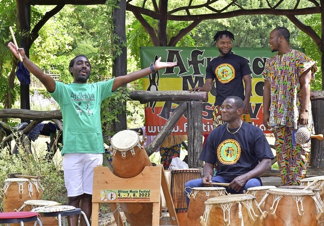 Raphael Kofi (links) mit der Afrika Tr... auch wieder im Stadtgarten auftreten.  | Foto: Dieter Erggelet