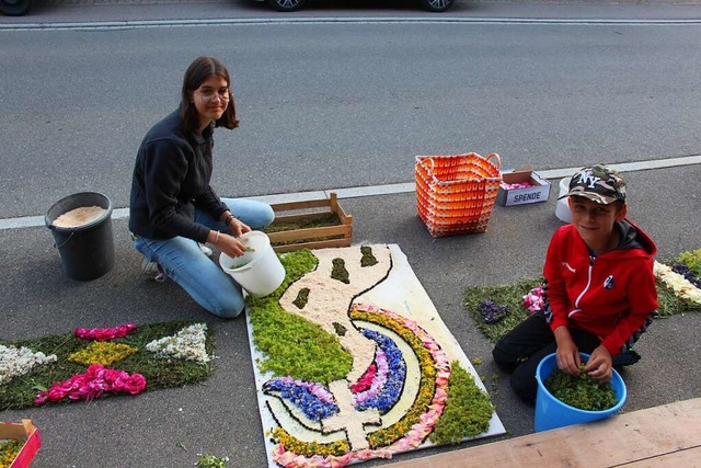 Gelebte Gemeinschaft:  Anna Faller (16...9) gestalteten gemeinsam ein Altarbild  | Foto: Christa Maier