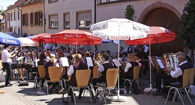 Wohl dem, der beim Platzkonzert sein P...unter dem Sonnenschirm gefunden hatte.  | Foto: Christiane Franz