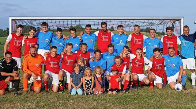 Die Kontrahenten vom Derby FC Wellendi...schaft aus Wittlekofen siegte diesmal.  | Foto: Wolfgang Scheu