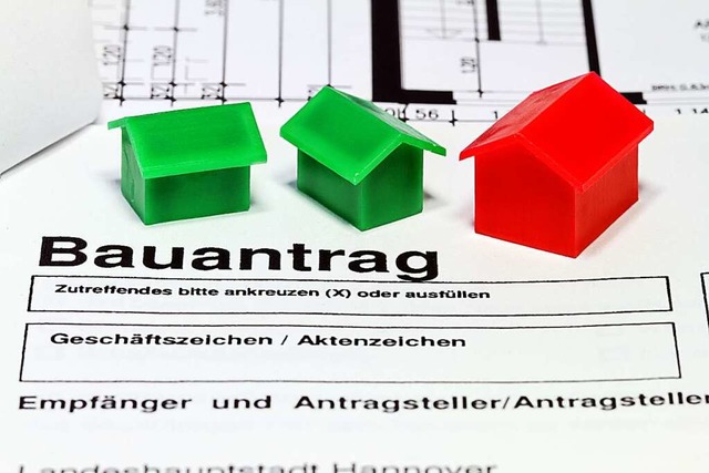 Viel Papier muss ausgefllt werden, bi...n Haus entsteht. Das soll sich ndern.  | Foto: blende11.photo  (stock.adobe.com)