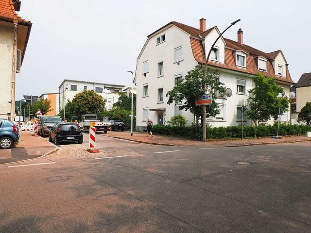 Hinter diesem Haus soll ein Neubau fr Flchtlinge entstehen.  | Foto: Herbert Frey