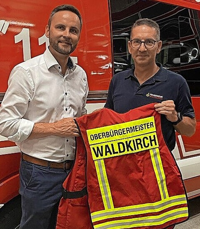 Michael Schmieder (links) erhlt die neue Funktionsweste von Christian Klein.  | Foto: FFW Waldkirch