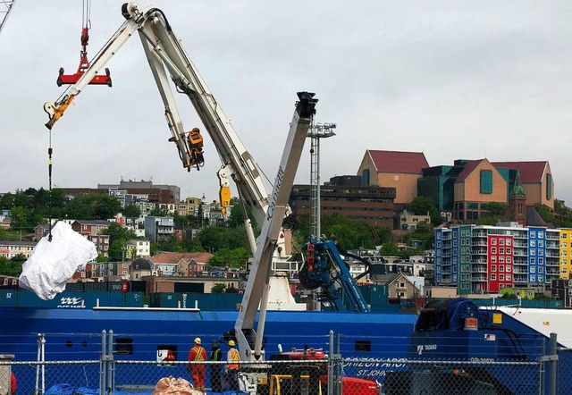 Trmmer des implodierten Tauchboots &#...adischen Kstenwache an Land gebracht.  | Foto: Paul Daly (dpa)