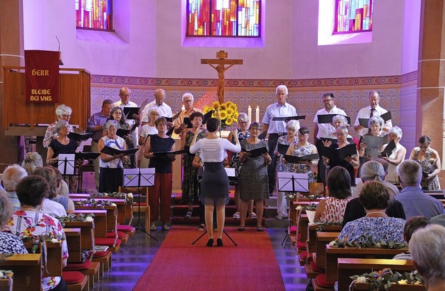 Der Kirchenchor mit Leiterin Saskia Spengler beim Festgottesdienst  | Foto: kmx