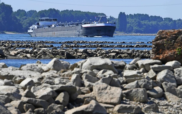 2018 war der Pegel des Rheins (hier be...e nur zu zwei Dritteln beladen werden.  | Foto: Uli Deck