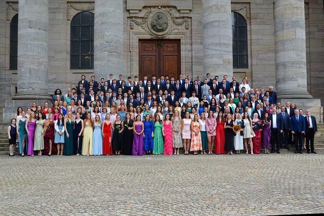 121 Schlerinnen und Schler haben ihr...rn, Erziehern und Patres vor dem Dom.   | Foto: Christiane Sahli