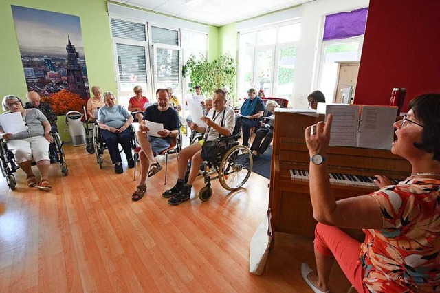 Martina Freytag (rechts) bringt den Chor im Katharinenstift  in Schwung.  | Foto: Rita Eggstein