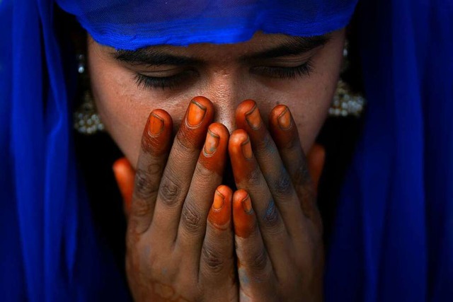 Eine Muslimin betet whrend des Eid-al...l-Adha ist das heiligste Fest im Islam  | Foto: Niranjan Shrestha (dpa)