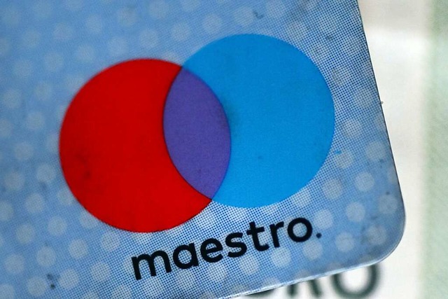Die Giro-Karte gibt es knftig nur noch ohne Maestro. Aber was bedeutet das?  | Foto: Federico Gambarini (dpa)