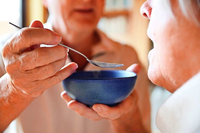 Alte Menschen zu pflegen, ist ein Knoc...zwerk gelingen, sagt Michael Szymczak.  | Foto: Mascha Brichta